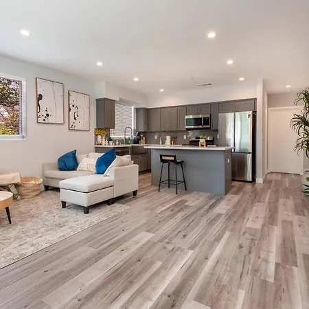 Elegant Apt In La With 4Br And 4 Ba Sleeps Apartment